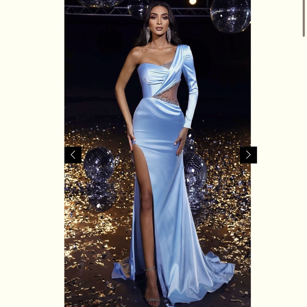 Gorgeous sky blue Portia and Scarlett gown 4 NWT